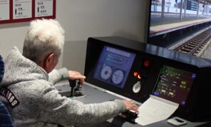 「電車運転シミュレータ運転技能選手権が開催されました」の写真